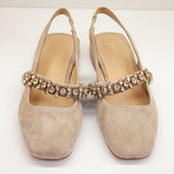 Baleriny widziane z góry – migdałowy nosek, kwadratowa cholewka i błyszczący pasek przecinający podbicie.