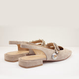 Tylny widok na baleriny Alma En Pena z odkrytą piętą i elastycznym paskiem ze skóry naturalnej.