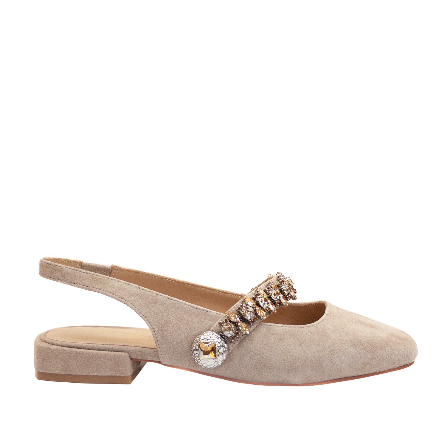Baleriny Alma En Pena z naturalnego zamszu w odcieniu beżu, z odkrytą piętą i paskiem z kryształkami, widok z boku na niski obcas.