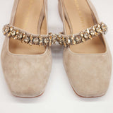 Zbliżenie na pasek balerin ozdobiony bogato osadzonymi kryształkami, kontrastującymi z miękkim zamszem.