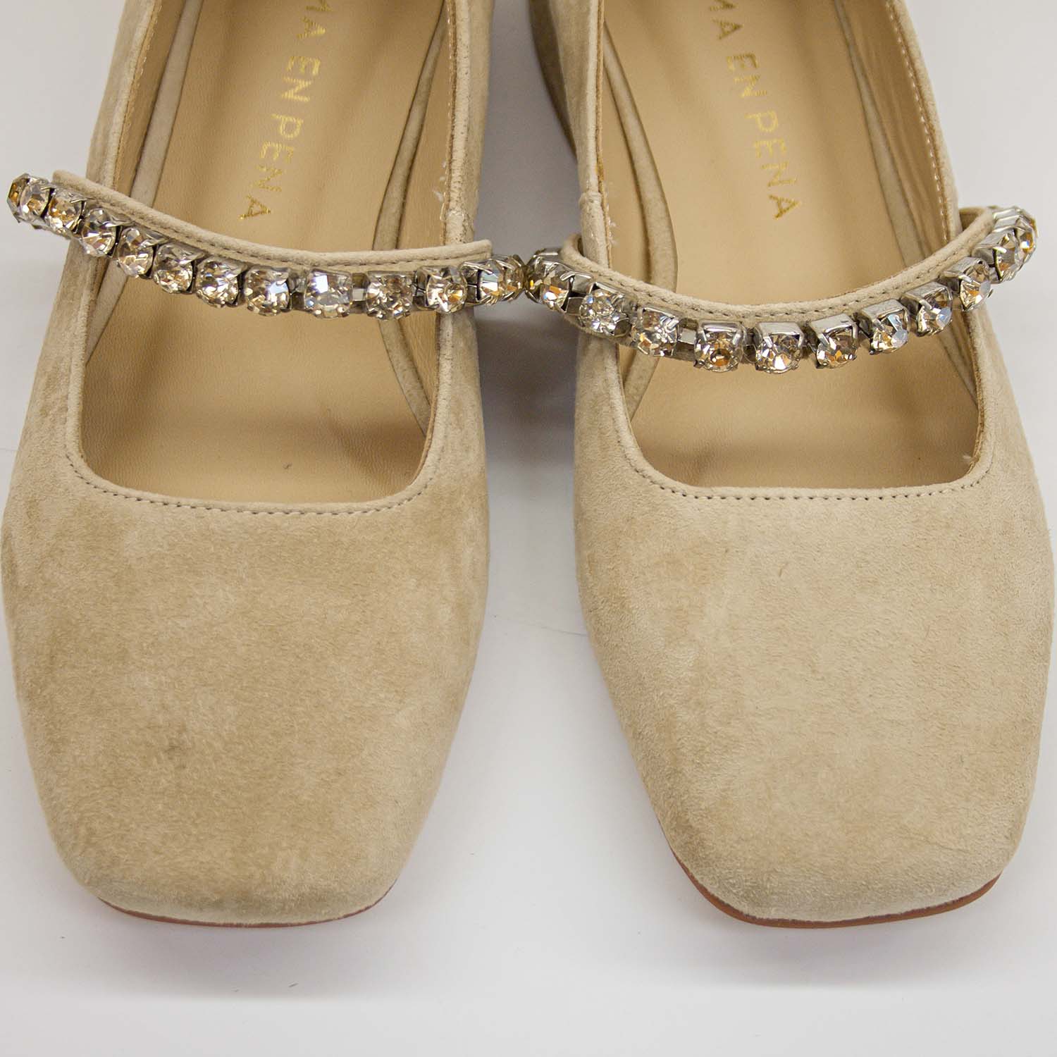 Widok z góry na baleriny Alma En Pena – zamszowa cholewka, pasek z kryształkami i klasyczny krój z kwadratowym noskiem.