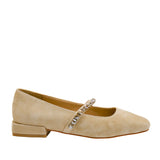 Beżowe zamszowe baleriny Alma En Pena z kryształkowym paskiem i niskim obcasem – klasyczny, kobiecy fason w pełnym profilu.