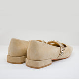 Tył beżowych balerin Alma En Pena z niskim obcasem i ozdobnym paskiem z kryształkami – widok obu butów z perspektywy pięty.