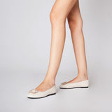 Włoskie baleriny Tosca Blu w stylizacji – ujęcie na nogach modelki, biżuteryjna ozdoba przyciąga wzrok.