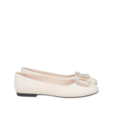 Bok włoskich balerin Tosca Blu z elegancką linią cholewki i dekoracyjną aplikacją z kryształkami.