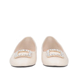 Frontowy widok włoskich balerin Tosca Blu z aplikacją z kryształów na noskach, w odcieniu ecru, na niskim obcasie.