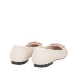 Tylna część włoskich balerin Tosca Blu – gładka skóra w kolorze ecru i czarna płaska podeszwa.