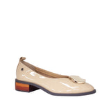Baleriny Tuffoni – beżowe, lakierowane, włoskie na niskim obcasie z imitacją drewna oraz perłową ozdobą na cholewce - widok pod kątem.
