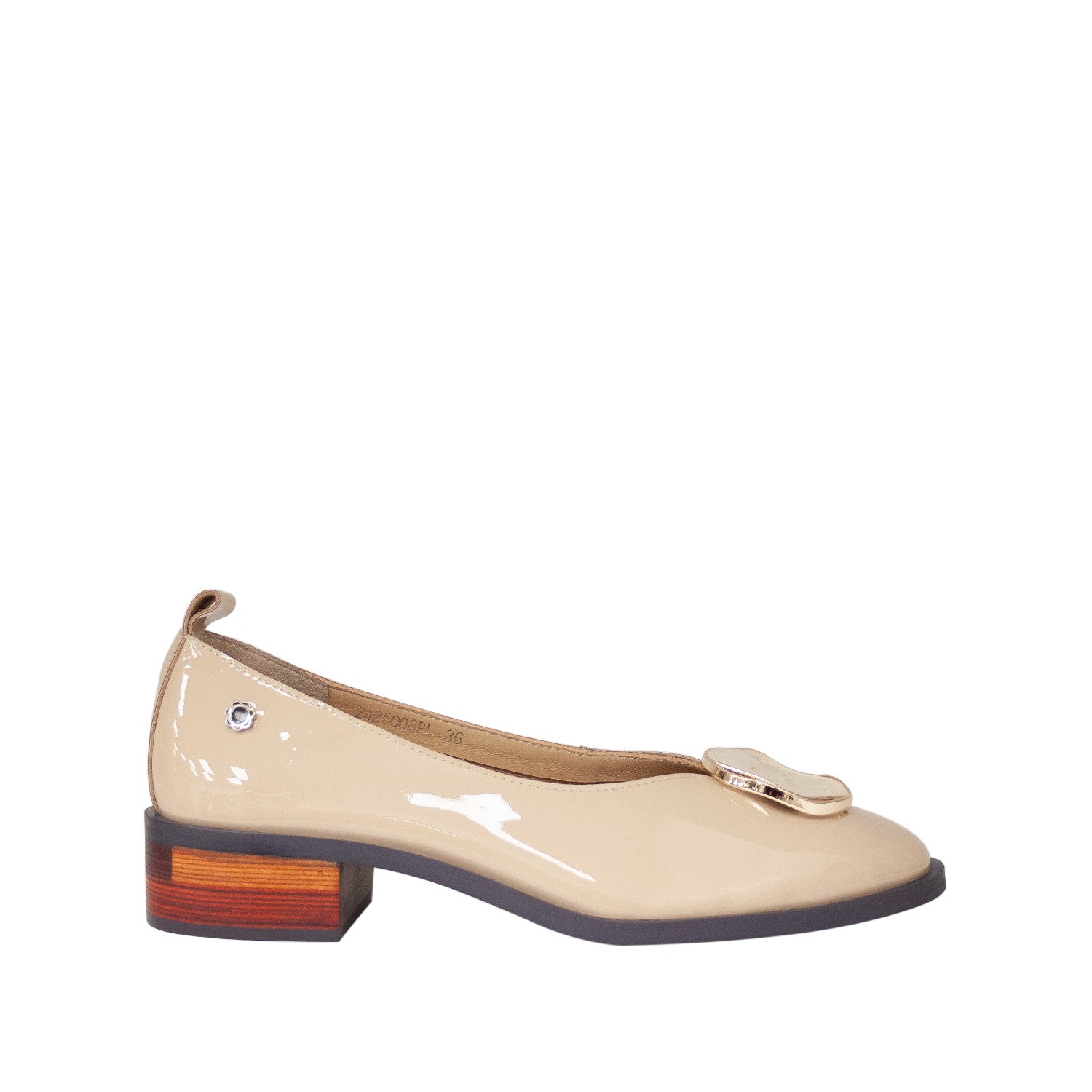 Baleriny Tuffoni – beżowe, lakierowane, włoskie na niskim obcasie z imitacją drewna oraz perłową ozdobą na cholewce - widok z boku.