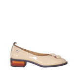 Baleriny Tuffoni – beżowe, lakierowane, włoskie na niskim obcasie z imitacją drewna oraz perłową ozdobą na cholewce - widok z boku.