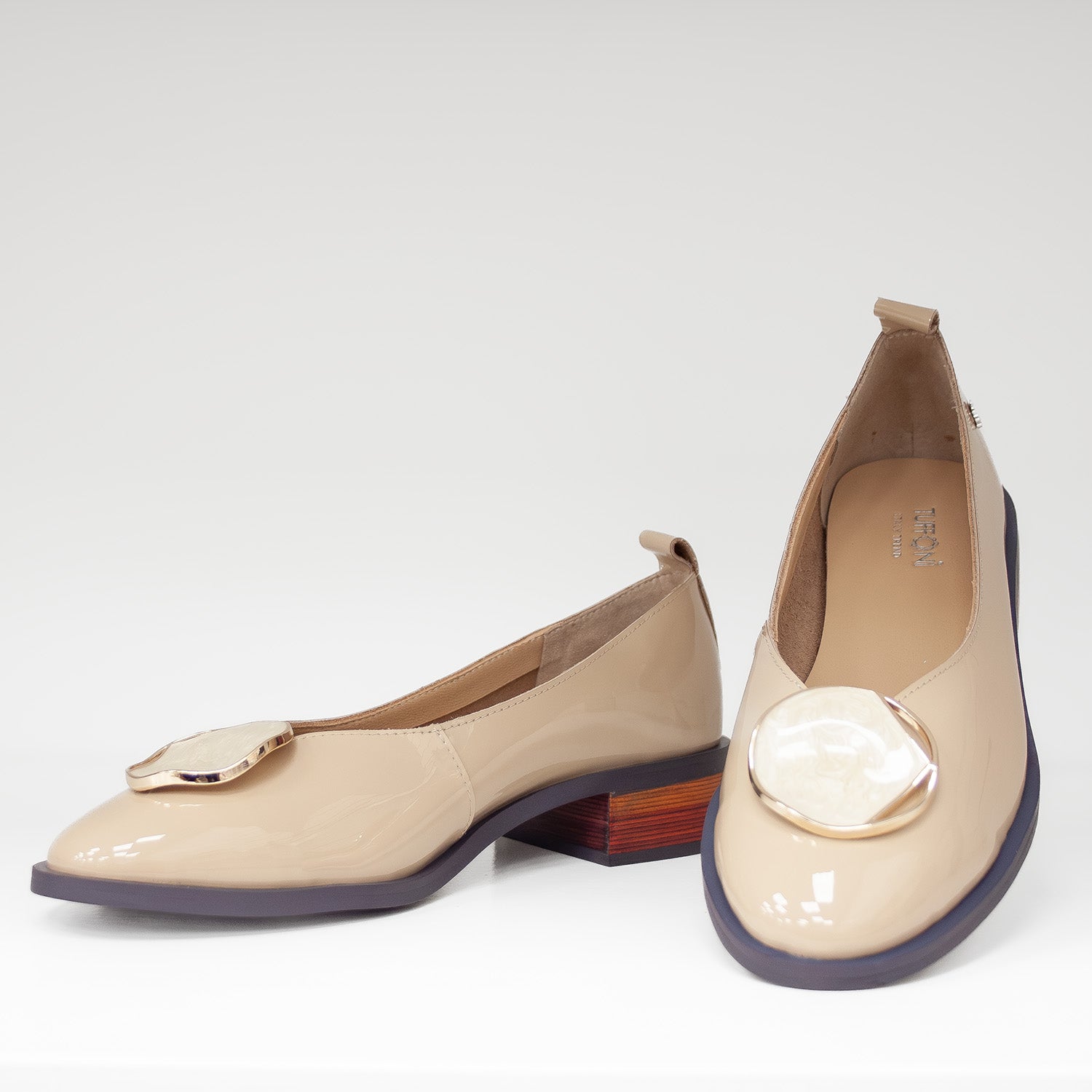 Baleriny Tuffoni – beżowe, lakierowane, włoskie na niskim obcasie z imitacją drewna oraz perłową ozdobą na cholewce - widok z przodu.
