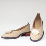 Baleriny Tuffoni – beżowe, lakierowane, włoskie na niskim obcasie z imitacją drewna oraz perłową ozdobą na cholewce - widok z przodu.