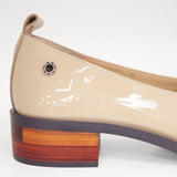 Baleriny Tuffoni – beżowe, lakierowane, zbliżenie eksponujące obcas z imitacją drewna.