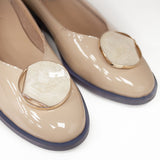 Baleriny Tuffoni – beżowe, lakierowane, włoskie - zbliżenie eksponujące perłową ozdobą na cholewce.