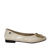 Profil baleriny Tuffoni z delikatnym obcasem, przecieraną fakturą skóry i ozdobą w przedniej części.