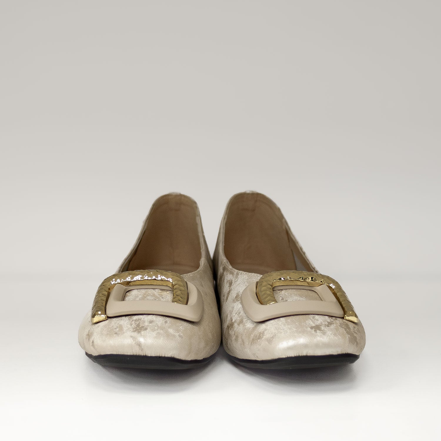 Beżowe baleriny skórzane Tuffoni z dekoracyjną aplikacją w odcieniu złota i beżu, ujęcie od frontu.