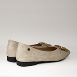 Tylna część balerin Tuffoni z przecieranej skóry naturalnej, z widocznym niskim obcasem i detalem przy zapiętku.