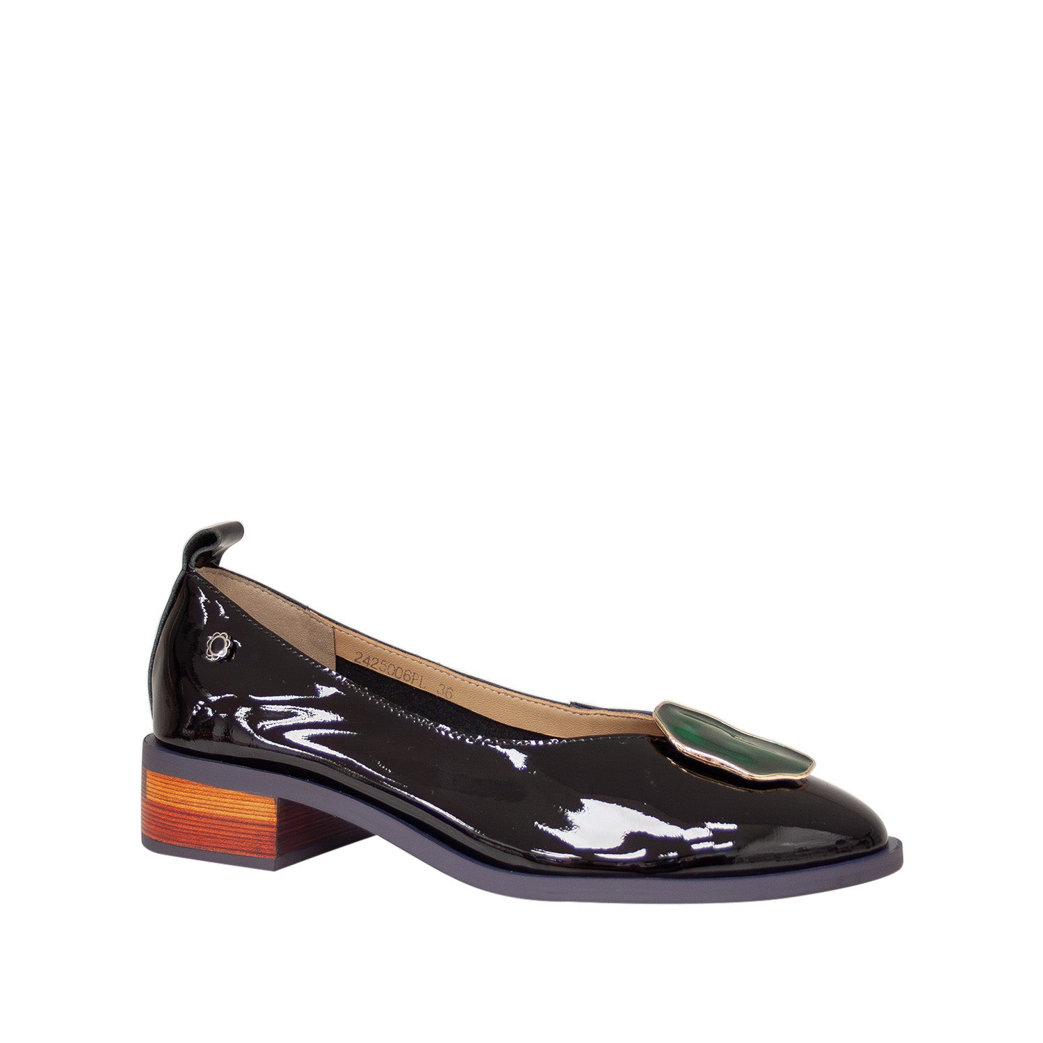 Baleriny Tuffoni – czarne, lakierowane, włoskie, z naturalnej skóry oraz z ozdobą na przodzie cholewki o szmaragdowym odcieniu - widok pod kątem.