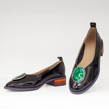 Baleriny Tuffoni – czarne, lakierowane, włoskie, z naturalnej skóry oraz z ozdobą na przodzie cholewki o szmaragdowym odcieniu - widok z przodu.