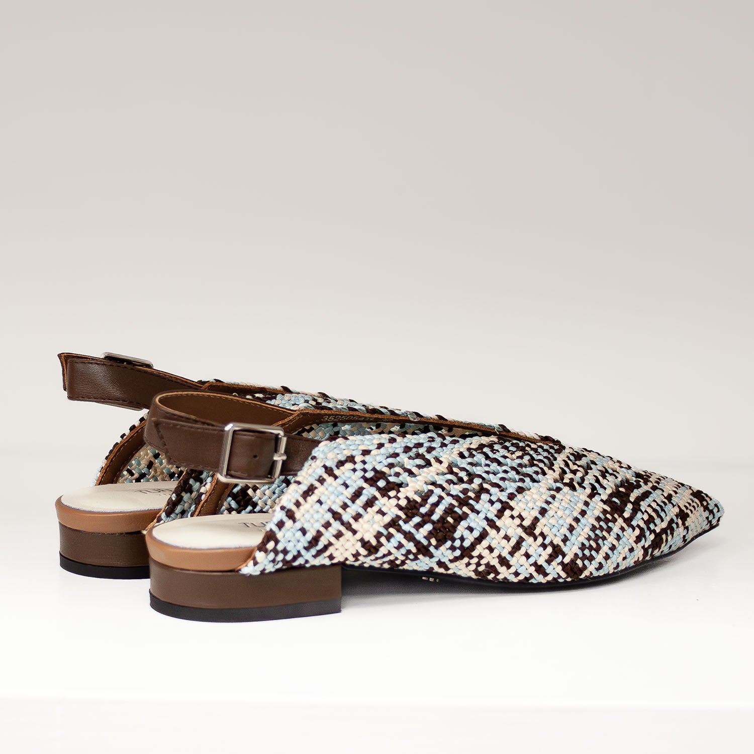 Tył balerin Tuffoni z regulowanym paskiem na pięcie wykonanym ze skóry naturalnej.