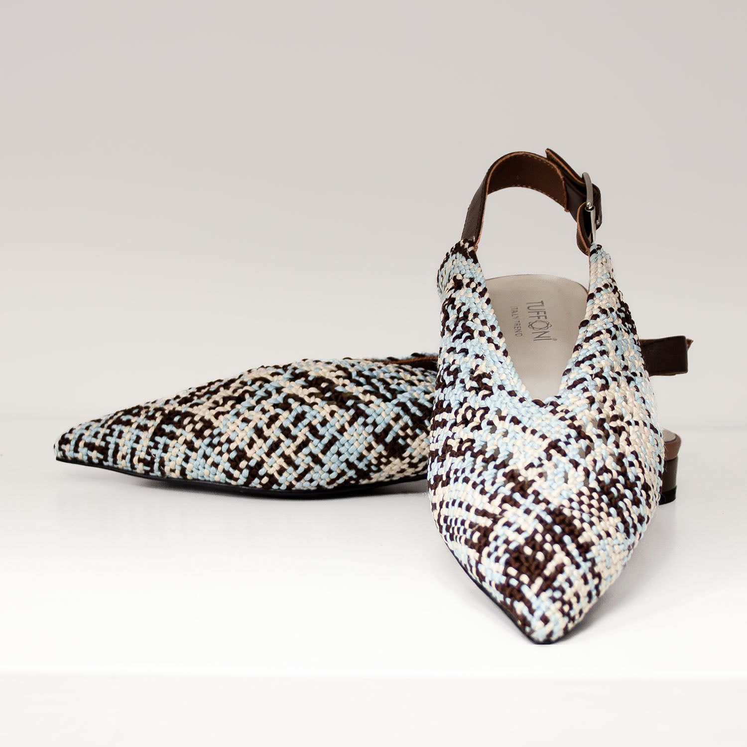 Baleriny Tuffoni z głębokim wycięciem w kształcie litery V i spiczastym noskiem – ujęcie z przodu.