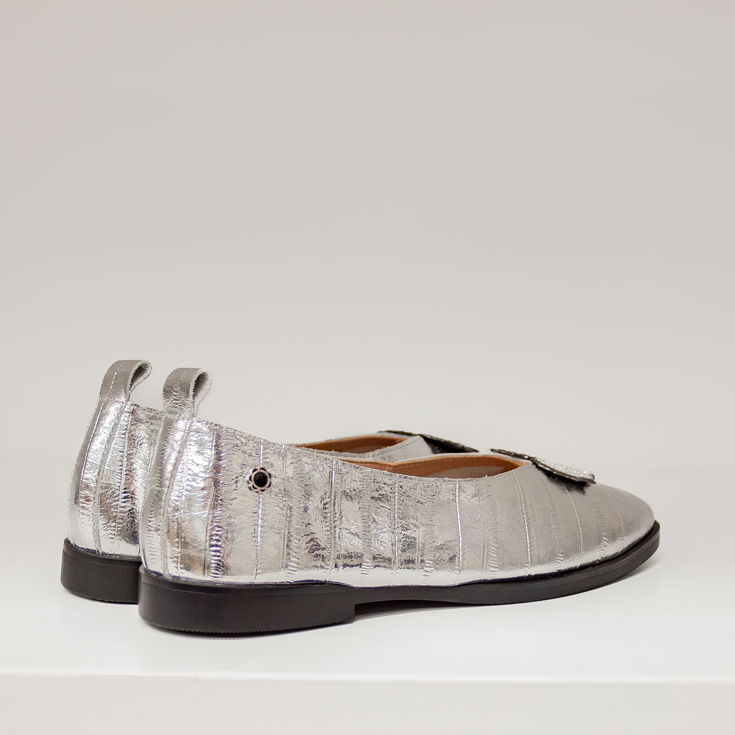 Baleriny Tuffoni – srebrne, skórzane, z cyrkoniami – widok od tyłu z pętelkami nad piętą