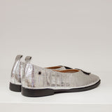 Baleriny Tuffoni – srebrne, skórzane, z cyrkoniami – widok od tyłu z pętelkami nad piętą