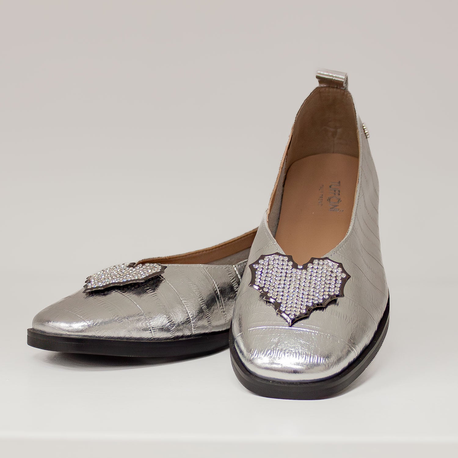 Baleriny Tuffoni – srebrne, skórzane, z cyrkoniami – widok z przodu