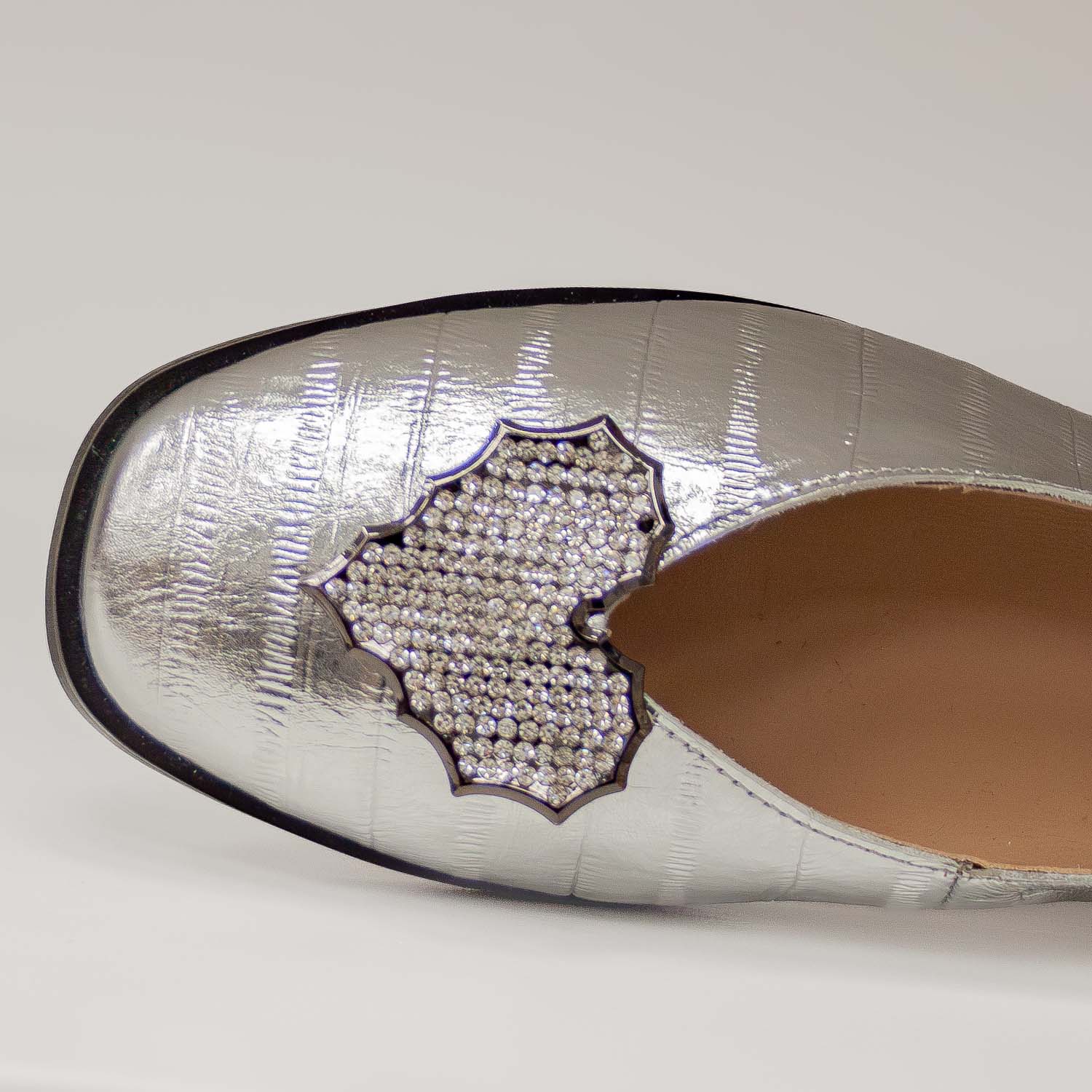 Baleriny Tuffoni – srebrne, skórzane, z cyrkoniami – zbliżenie na aplikację w kształcie serca wysadzaną cyrkoniami