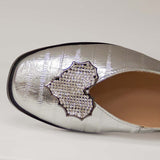 Baleriny Tuffoni – srebrne, skórzane, z cyrkoniami – zbliżenie na aplikację w kształcie serca wysadzaną cyrkoniami