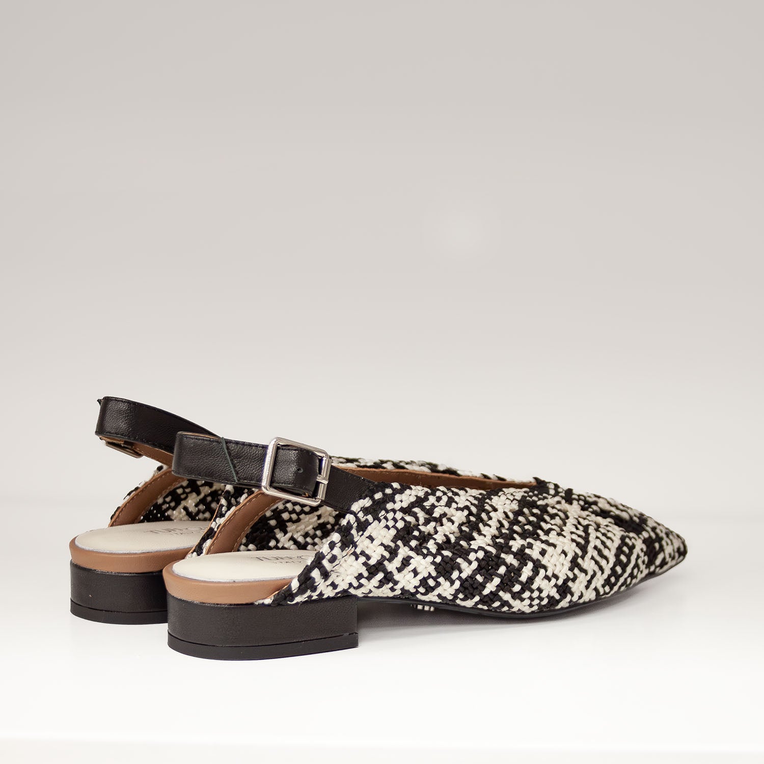 Baleriny Tuffoni widziane od tyłu – skórzany pasek z klamrą i niska podeszwa