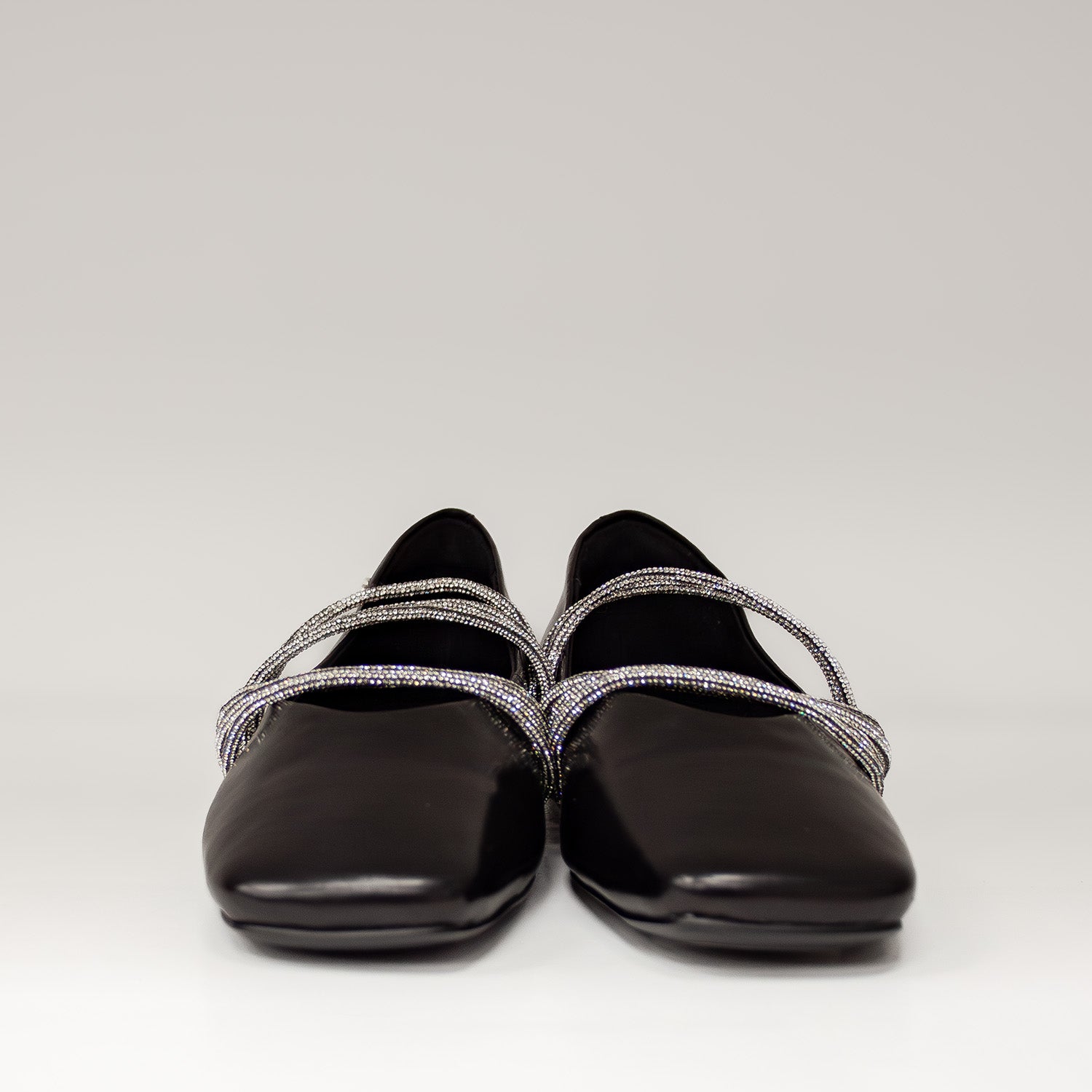 Czarne baleriny skórzane Tuffoni – widok z przodu, podkreślający ścięty nosek i dekoracyjne paski.