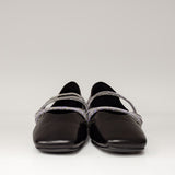 Czarne baleriny skórzane Tuffoni – widok z przodu, podkreślający ścięty nosek i dekoracyjne paski.