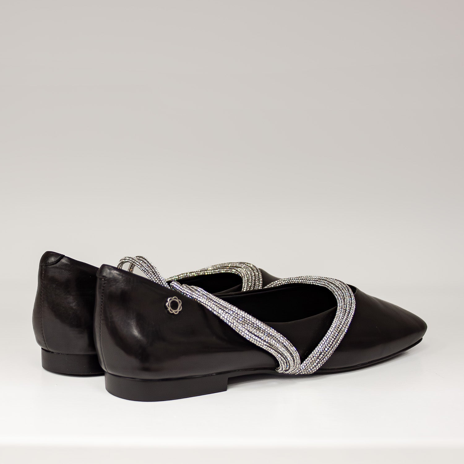 Widok z tyłu czarnych balerin Tuffoni – niska cholewka i subtelne wykończenie pięty.