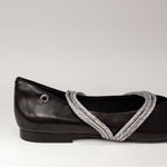 Zbliżenie na ozdobne paski z cyrkoniami w czarnych balerinach Tuffoni – detale biżuteryjnego wykończenia.