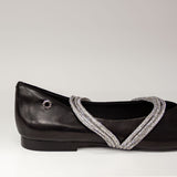 Zbliżenie na ozdobne paski z cyrkoniami w czarnych balerinach Tuffoni – detale biżuteryjnego wykończenia.