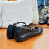 Baleriny Wonders – czarne, skórzane, Mary Jane widok z tyłu w sklepie Buty i Kawa – widok tyłu balerin z widoczną piętą i paskami, ujęcie z wnętrza butiku.