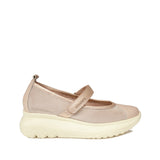 Zdjęcie różowych balerin damskich Wonders z siateczkową cholewką, skórzanym paskiem na rzep i grubą jasną platformą, pokazanych z profilu.