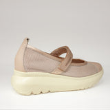 Zdjęcie przedstawiające tył balerin Wonders z cholewką z siateczki i skórzaną piętą, osadzonych na jasnej, lekkiej platformie.