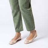 Baleriny Wonders FEI na modelce – stylizacja ze spodniami, elegancki fason i lakierowana skóra w jasnym różu.