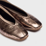 Złote baleriny hiszpańkiej marki Wonders PEPA skórzane ze skóry naturalnej - zbliżenie na fakturę skóry.