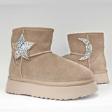 Botki, śniegowce w stylu emu zdobione aplikacją z cyrkonii od hiszpańskiej marki Alma En Pena – beżowe, zamszowe, ocieplane - widok dwóch butów eksponujący aplikacje