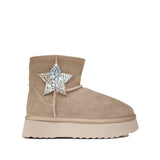 Botki, śniegowce w stylu emu zdobione aplikacją z cyrkonii od hiszpańskiej marki Alma En Pena – beżowe, zamszowe, ocieplane - widok z boku