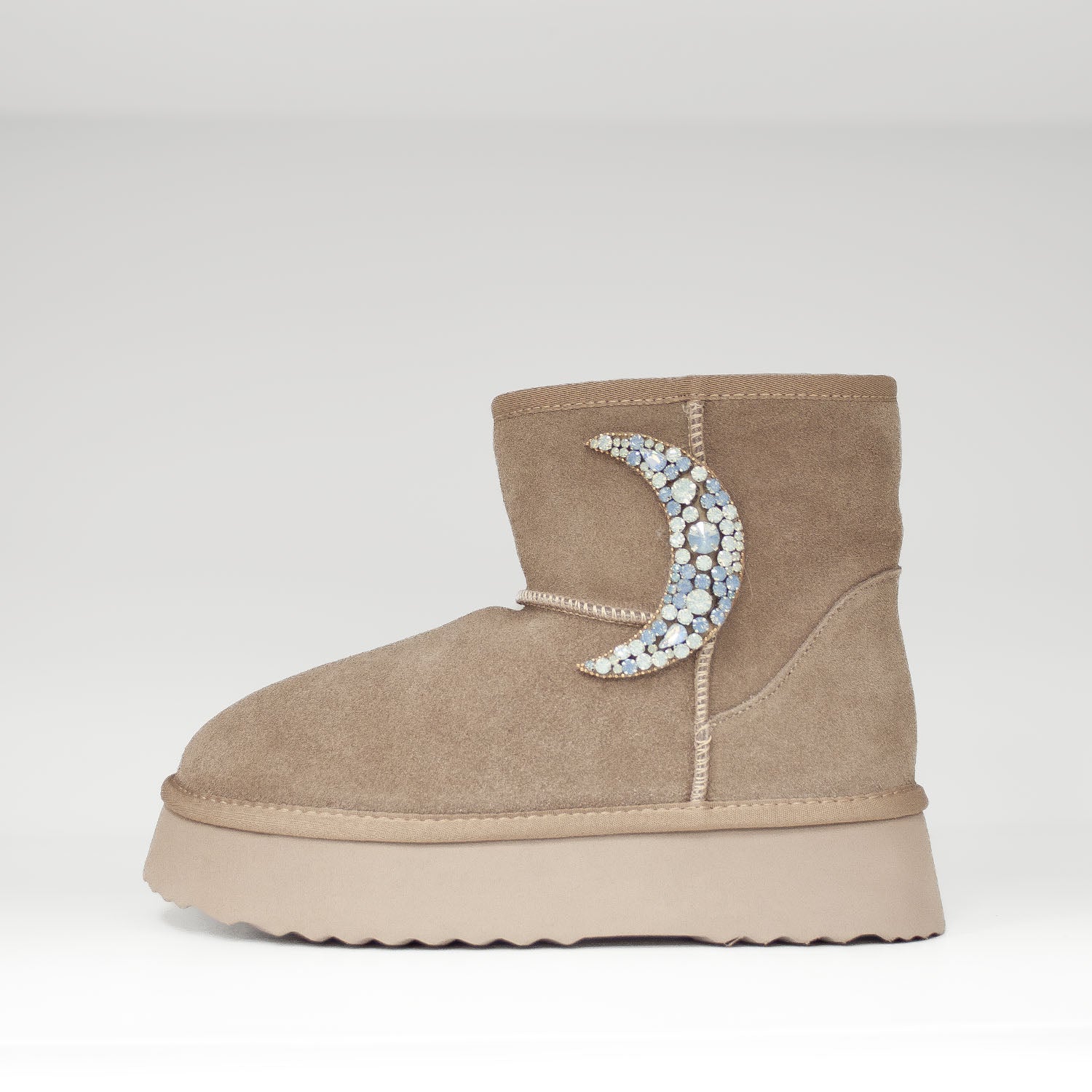 Botki, śniegowce w stylu emu zdobione aplikacją z cyrkonii od hiszpańskiej marki Alma En Pena – beżowe, zamszowe, ocieplane - widok drugiego buta z boku