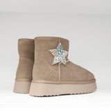 Botki, śniegowce w stylu emu zdobione aplikacją z cyrkonii od hiszpańskiej marki Alma En Pena – beżowe, zamszowe, ocieplane - widok z tyłu