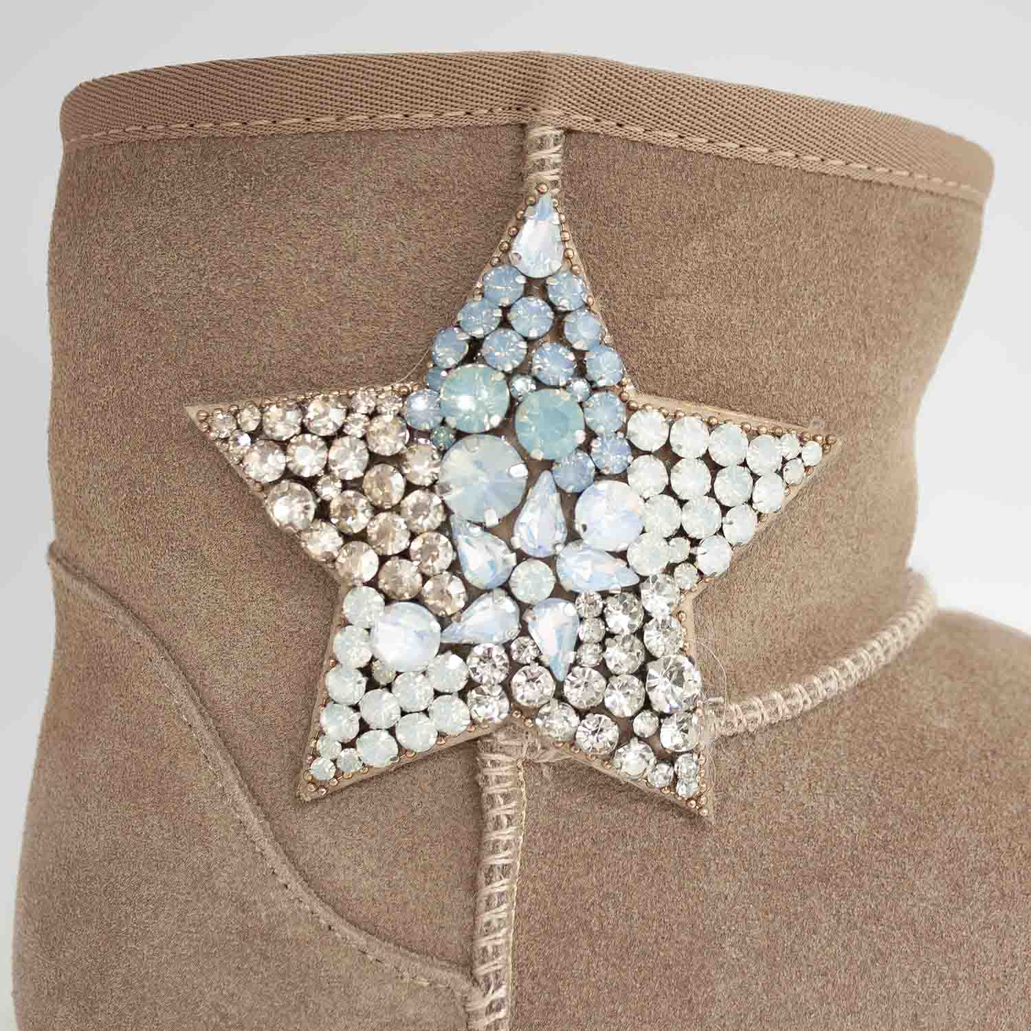 Botki, śniegowce w stylu emu zdobione aplikacją z cyrkonii od hiszpańskiej marki Alma En Pena – beżowe, zamszowe, ocieplane - zbliżenie na cyrkonie