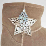 Botki, śniegowce w stylu emu zdobione aplikacją z cyrkonii od hiszpańskiej marki Alma En Pena – beżowe, zamszowe, ocieplane - zbliżenie na cyrkonie