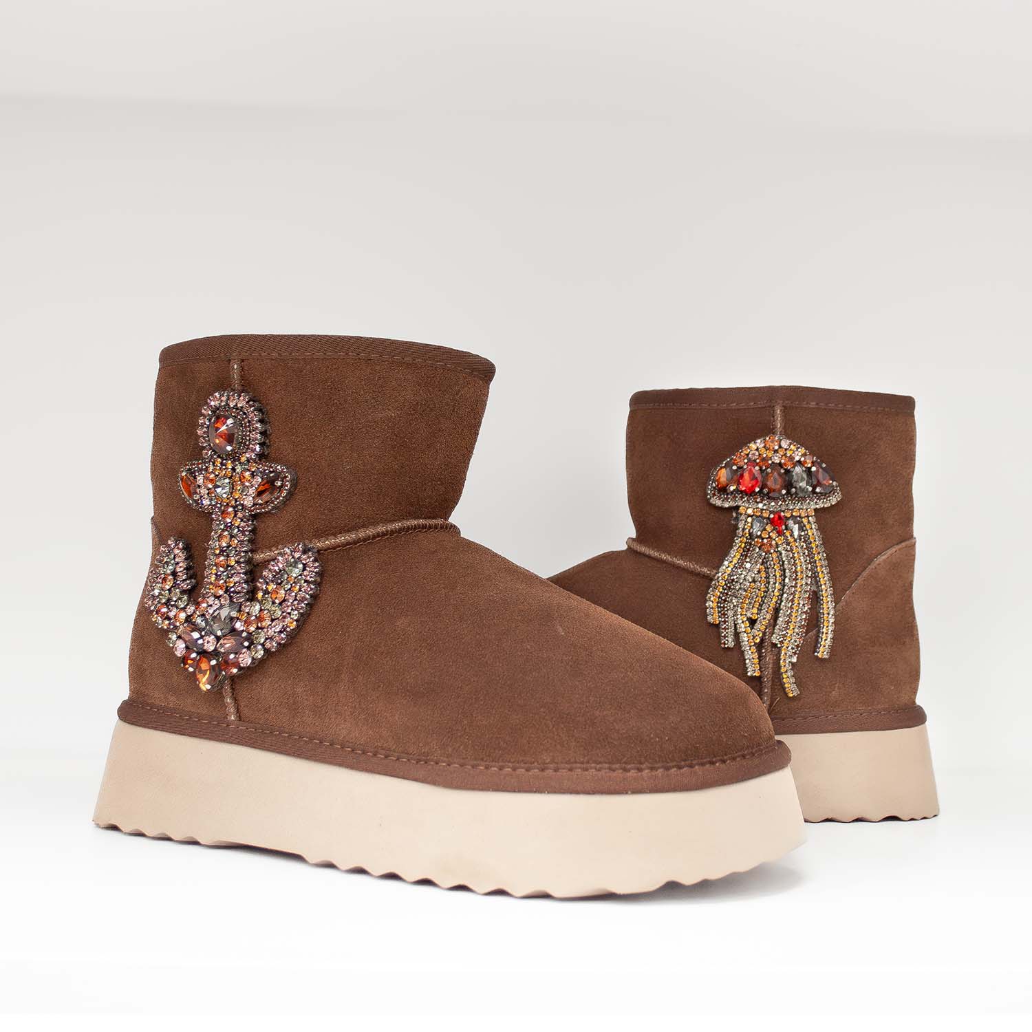 Botki w stylu emu hiszpańskiej marki Alma En Pena – brązowe, zamszowe, ocieplane - widok dwóch butów ekponujący aplikacje z cyrkonii