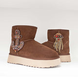 Botki w stylu emu hiszpańskiej marki Alma En Pena – brązowe, zamszowe, ocieplane - widok dwóch butów ekponujący aplikacje z cyrkonii