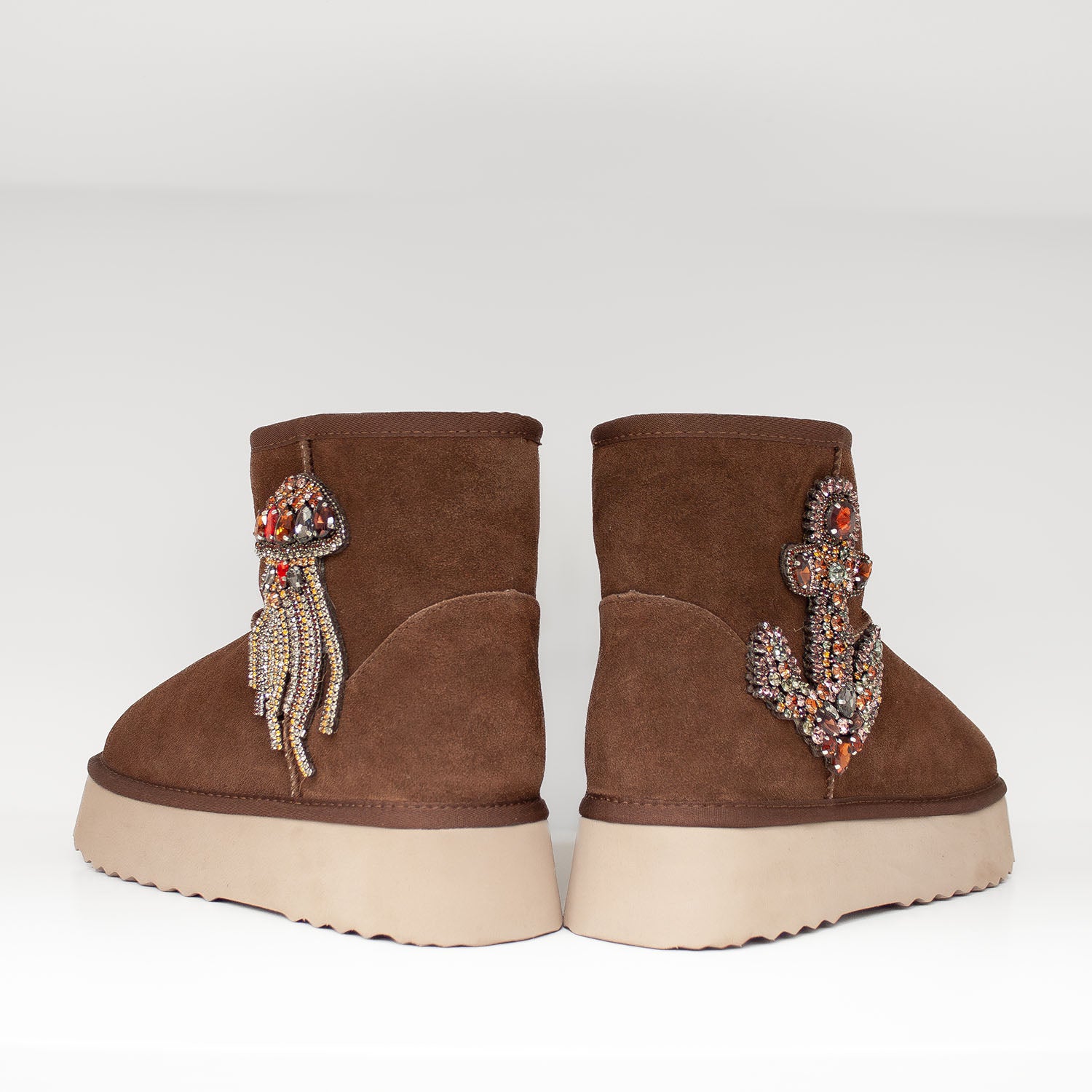 Botki w stylu emu hiszpańskiej marki Alma En Pena – brązowe, zamszowe, ocieplane - widok z tyłu